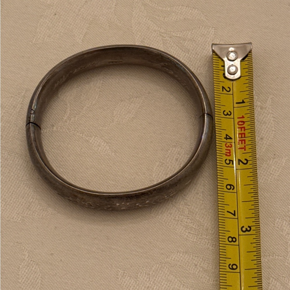 A to Z Sterling bracelet, vintage. Flower decor engraved on outside (mlb)